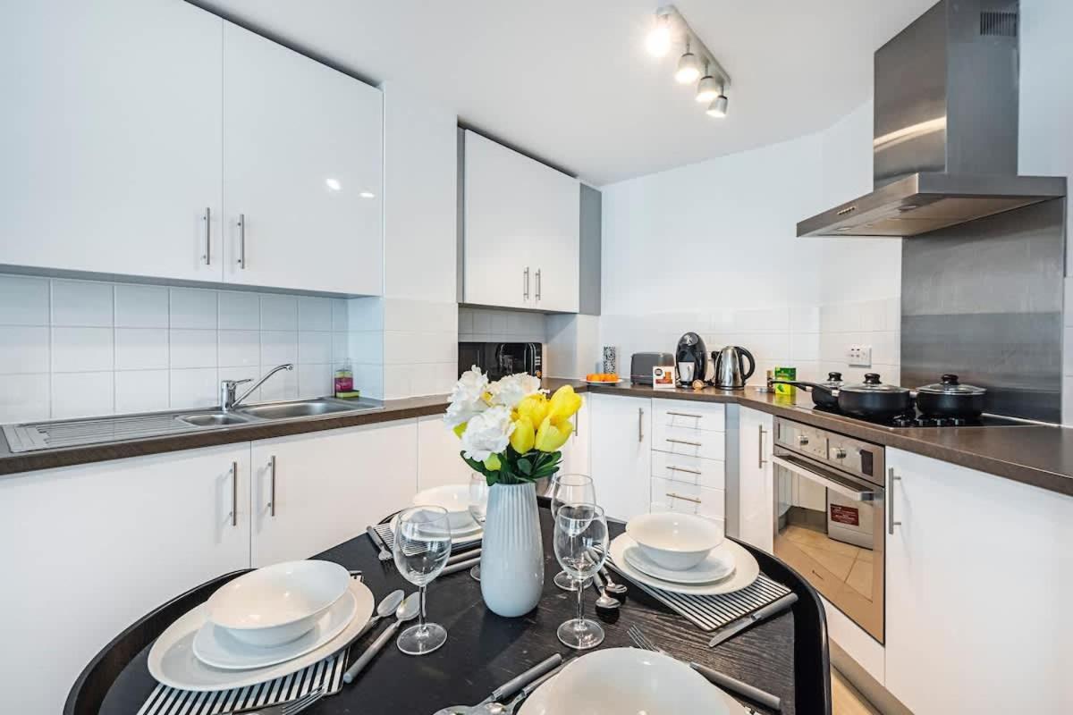 Apartamento Zone 1 , 2 Bed , Tube Station 2 Mins Walk , Ideal For Leisure , Families , Contractors , Weekly Offers , Sleeps 4 Londres