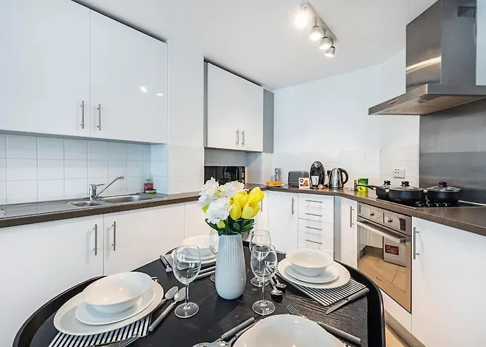 Zone 1 , 2 Bed Apt , Tube Station 2 Mins Walk , Ideal For Leisure , Families , Contractors Stays , Weekly Offers , Sleeps 4