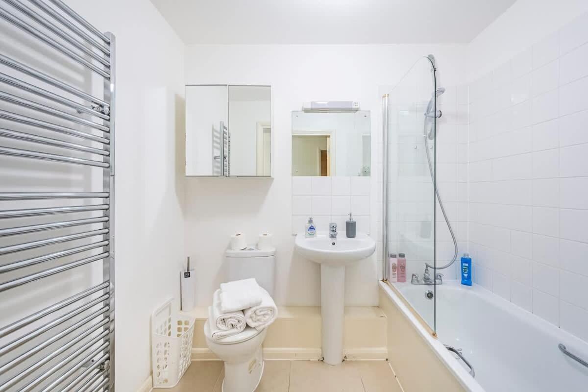 Apartamento Zone 1 , 2 Bed , Tube Station 2 Mins Walk , Ideal For Leisure , Families , Contractors , Weekly Offers , Sleeps 4 *
