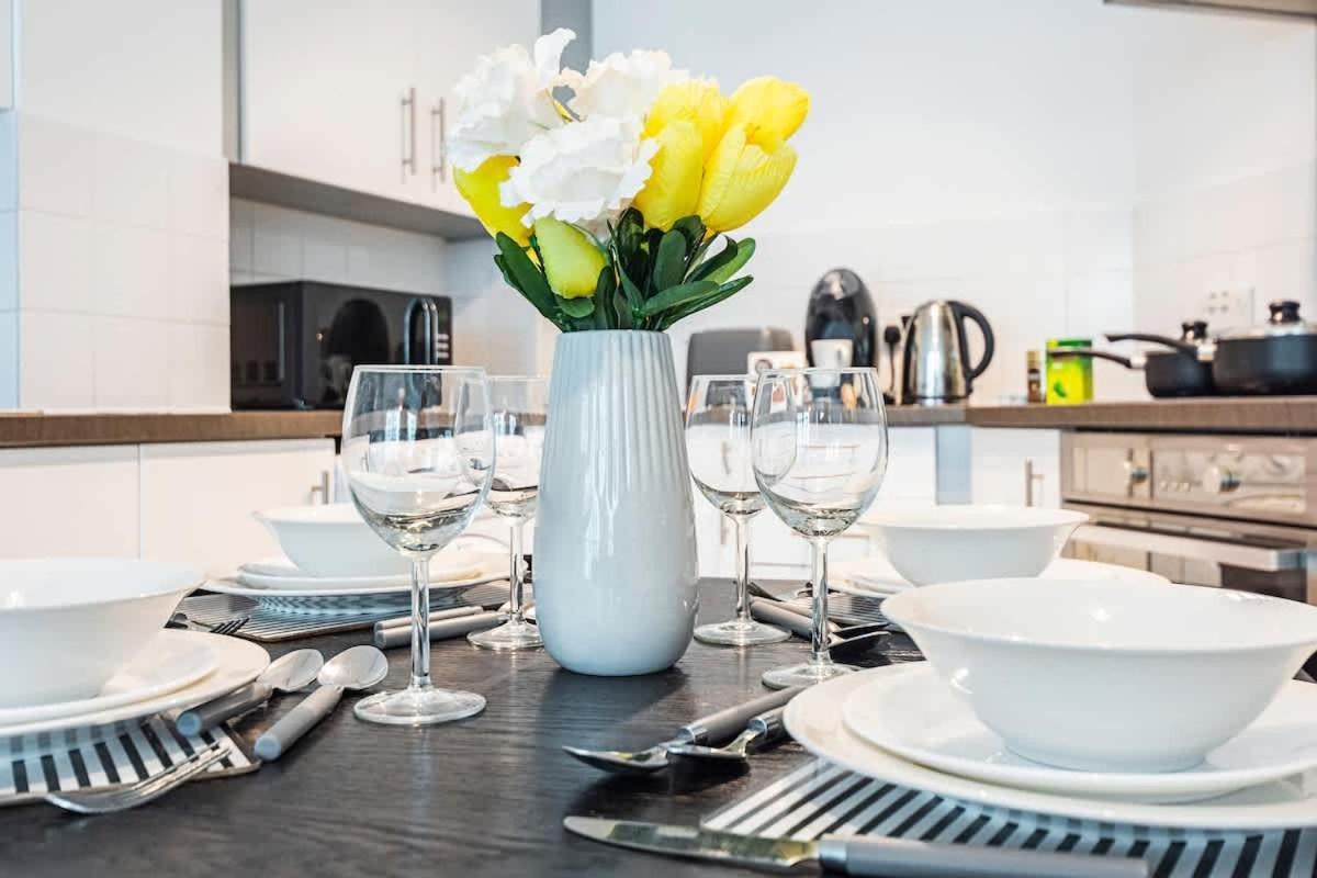 Zone 1 , 2 Bed , Tube Station 2 Mins Walk , Ideal For Leisure , Families , Contractors , Weekly Offers , Sleeps 4 Londres