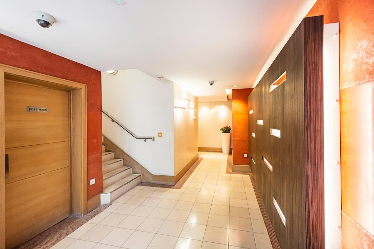 Apartamento Zone 1 , 2 Bed , Tube Station 2 Mins Walk , Ideal For Leisure , Families , Contractors , Weekly Offers , Sleeps 4 *