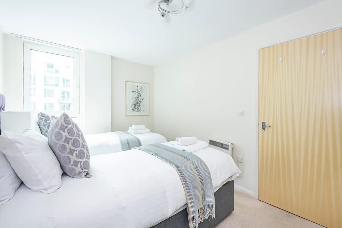 Zone 1 , 2 Bed , Tube Station 2 Mins Walk , Ideal For Leisure , Families , Contractors , Weekly Offers , Sleeps 4 Londres