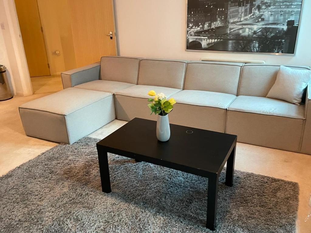 Apartamento Zone 1 , 2 Bed , Tube Station 2 Mins Walk , Ideal For Leisure , Families , Contractors , Weekly Offers , Sleeps 4