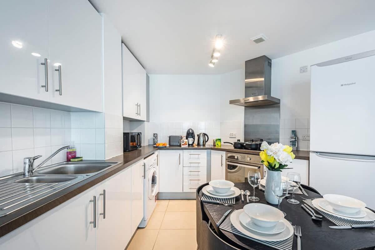 Zone 1 , 2 Bed , Tube Station 2 Mins Walk , Ideal For Leisure , Families , Contractors , Weekly Offers , Sleeps 4 Apartamento *