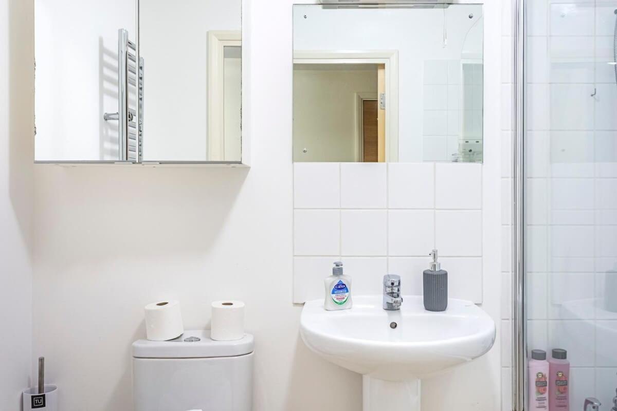 Zone 1 , 2 Bed , Tube Station 2 Mins Walk , Ideal For Leisure , Families , Contractors , Weekly Offers , Sleeps 4 Londres